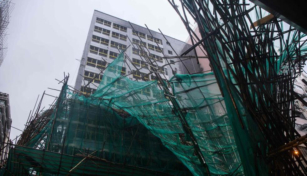 El tifón también rompió ventanas, derribó árboles, arrancó andamios de bambú en edificios en construcción y causó inundaciones. (AFP)