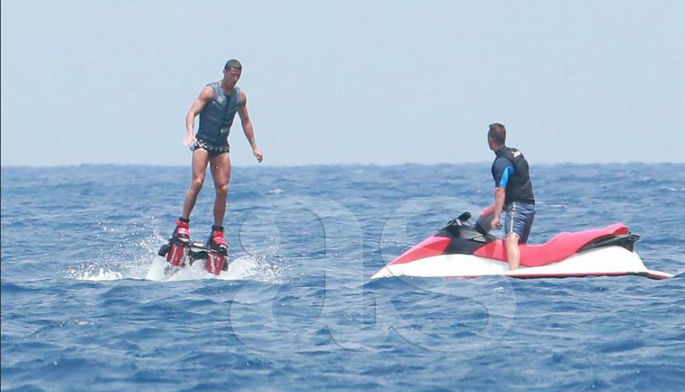 Ronaldo se animó a practicar 'flyboard' sobre el mar mediterráneo. (AS)