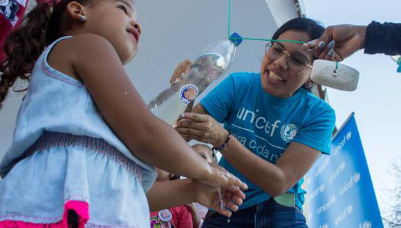 Mejorar los servicios de agua y saneamiento en la comunidad y en las escuelas tiene múltiples beneficios, como la reducción del riesgo de enfermedades transmitidas por el agua.