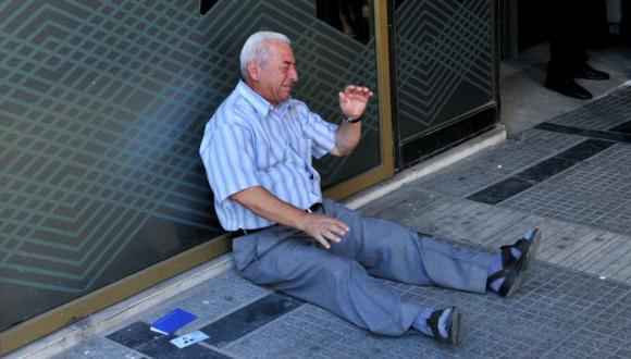 Giorgos Chatzifotiadis se dispuso a tirarse afuera de un banco tras no poder sacar su dinero. (AFP/Getty Images)