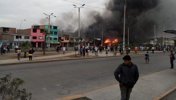 El incendio que se registró en Villa El Salvador dejó más de 50 heridos. (Foto: Bomberos)