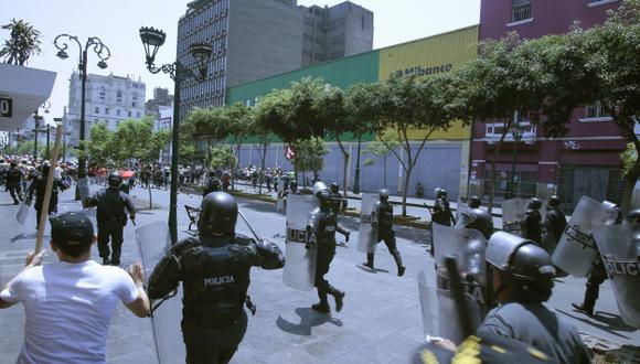 VÁNDALOS. Mineros ilegales sembraron el terror en el Centro de Lima y causaron grandes daños. (Martín Pauca)