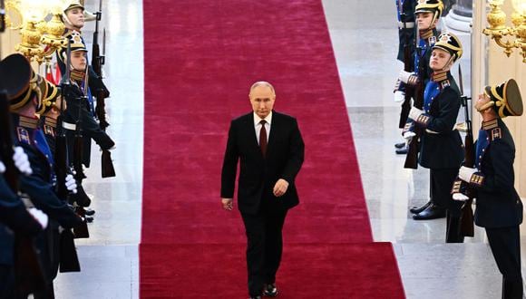 El presidente ruso, Vladimir Putin, camina antes de la ceremonia de toma de posesión en el Kremlin. (EFE/EPA/ALEXEY MAYSHEV/SPUTNIK).