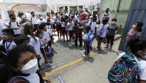 Escolares salen de su primer día de clases presenciales en el colegio Alfonso Ugarte. (Foto: Jorge Cerdán)