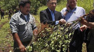 Cocaleros azotan a policías antidrogas en Bolivia