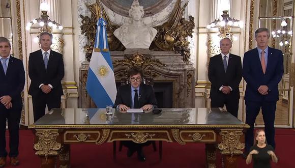 Presidente de Argentina, Javier Milei, brindó un mensaje a la Nación acompañado del ministro de Economía, Luis Caputo, y su equipo económico.