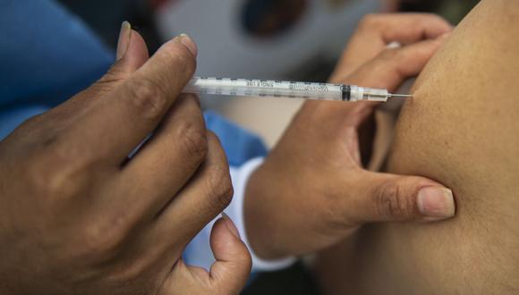 Una enfermera aplica una dosis de la vacuna desarrollada por Sinopharm de China contra el COVID-19 durante una campaña de vacunación de trabajadores de la salud en medio de la pandemia del nuevo coronavirus, en Ate el 19 de febrero de 2021. (Foto: Ernesto Benavides / AFP )