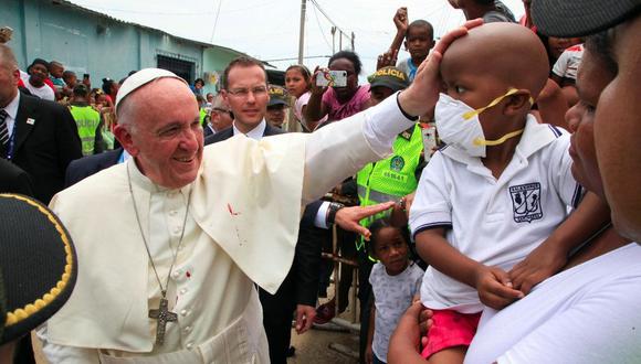 Francisco impone sus manos sobre un niño durante su visita en Cartagena de Indias. (EFE)