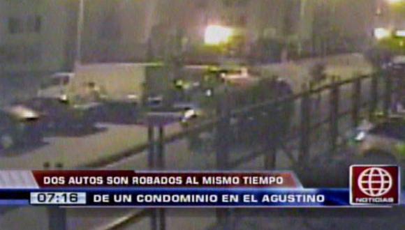 El Agustino: Roban dos vehículos al mismo tiempo en condominio. (Captura de TV)