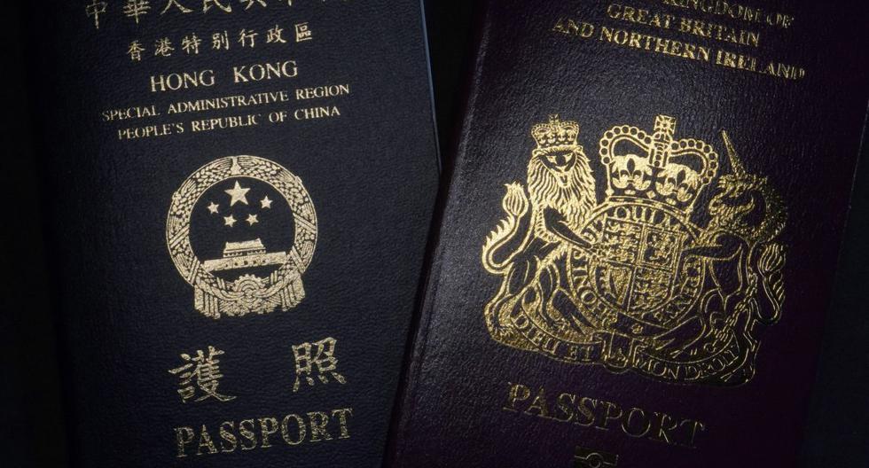 Un pasaporte británico nacional en el extranjero (BNO) y un pasaporte de la región administrativa especial de Hong Kong de la República Popular de China se muestran en Hong Kong, el viernes 29 de enero de 2021.  (AP/Kin Cheung).