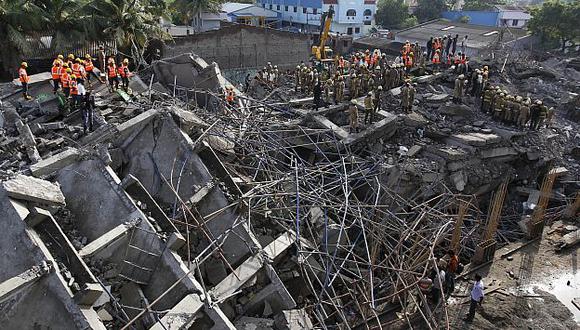 Dos edificios colapsaron en la India. (AP)