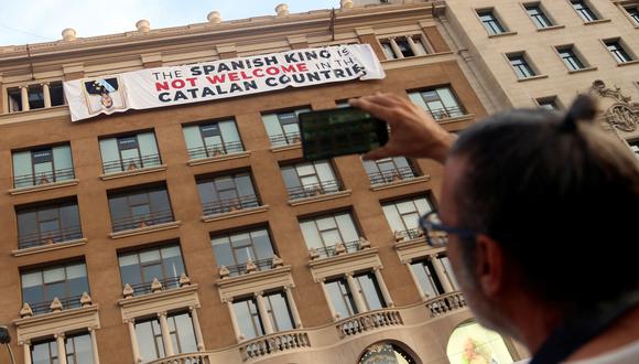 "El rey de España no es bienvenido en los países catalanes", se lee en la pancarta desplegada. (Foto: Reuters)