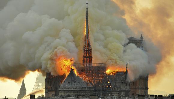 La "aguja" de 180 años cayó destruida, producto del incendio en la catedral de Notre Dame. (Foto: AP)