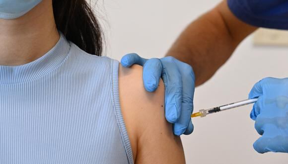 Un trabajador médico sostiene una jeringa y un vial de la vacuna Comirnaty de Pfizer-BioNTech contra Covid-19 en el hospital San Giovanni Addolorata en Roma. (Foto: Alberto PIZZOLI / AFP)