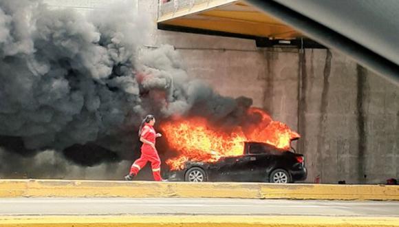 Un auto negro se incendió este sábado en la Vía Expresa de la avenida Paseo de la República. (Foto: @chelopuelles)