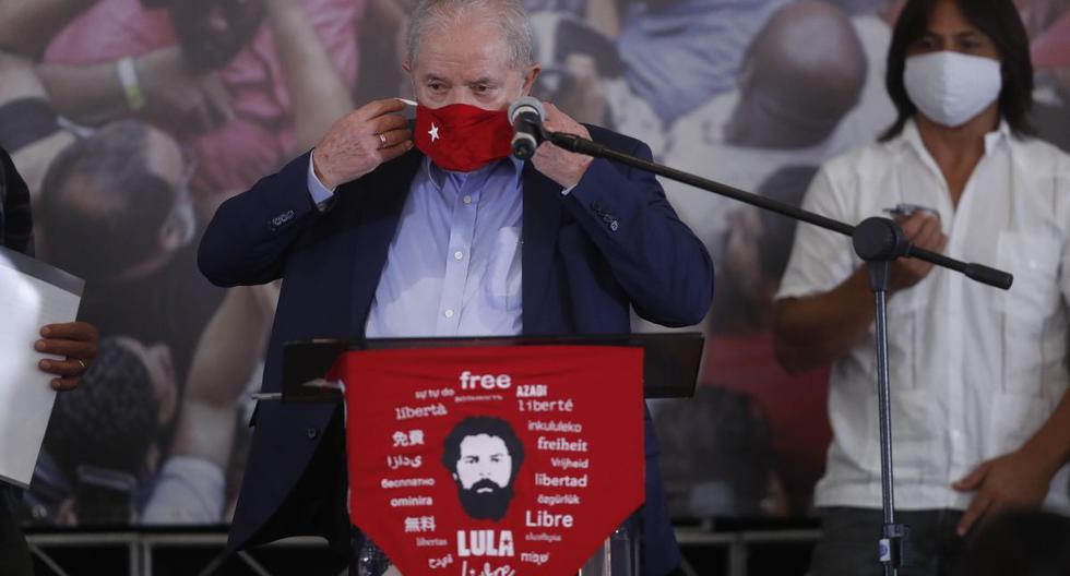 El expresidente Luiz Inácio Lula da Silva se pone una mascarilla contra el coronavirus luego de una rueda de prensa pública en Sao Bernardo do Campo (Brasil). (EFE/ Fernando Bizerra Jr.).