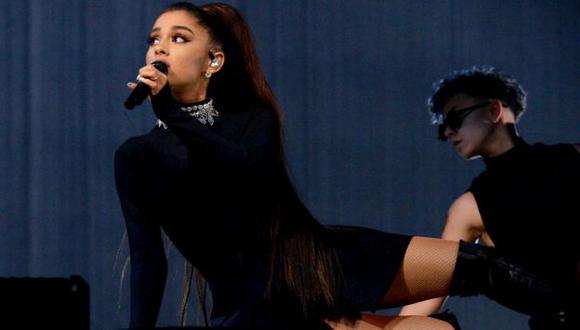Ariana Grande se salvó de sufrir una aparatosa caída en el escenario (Getty Images)