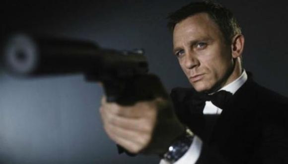 Daniel Craig es condecorado por la Reina Isabel II, al mismo estilo de James Bond. (Foto: Columbia Pictures)