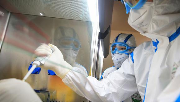 Expertos en el mundo buscan alternativas de tratamiento contra el coronavirus. (Foto: AFP)