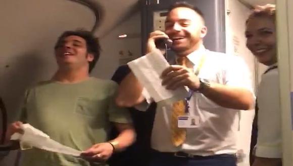 España: Tripulante de cabina promocionó colonias y boletos de lotería en vuelo cantando 'Despacito' (Facebook)