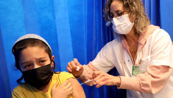 Una trabajadora de la salud administra una dosis de la vacuna Pfizer-BioNTech contra el coronavirus a un niño. (Foto: GIL COHEN-MAGEN / AFP).