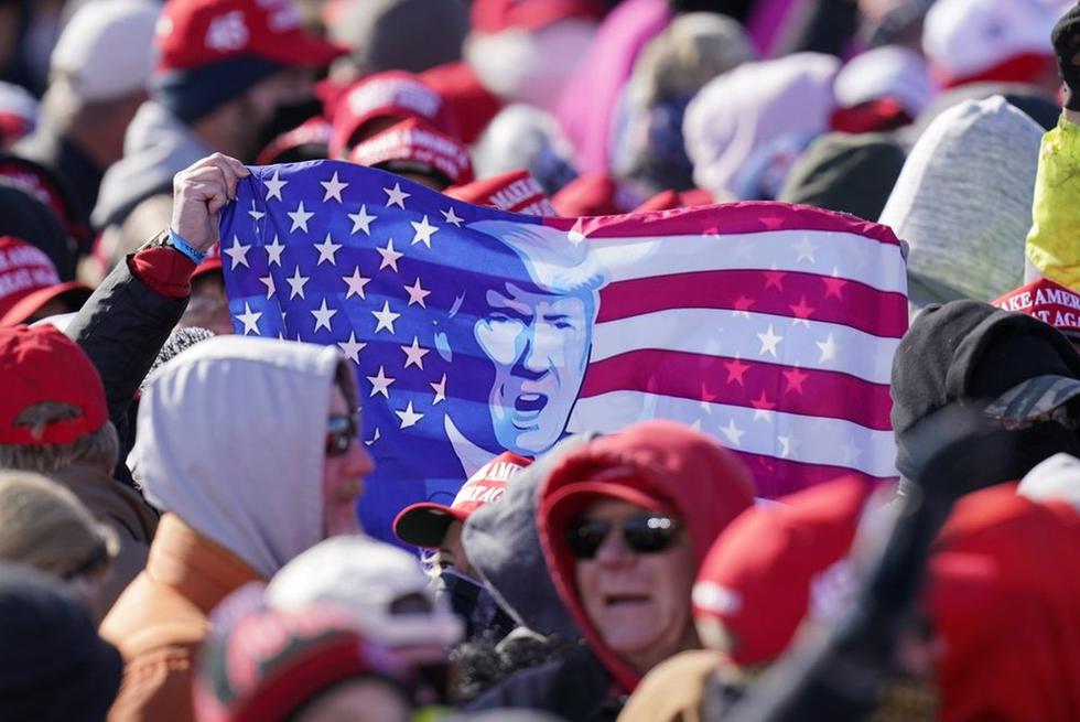 Simpatizantes esperan a que el presidente Donald Trump llegue a un mitin de campaña en el Aeropuerto Regional de Dubuque (Iowa), el domingo 1 de noviembre de 2020. (AP/Charlie Neibergall).