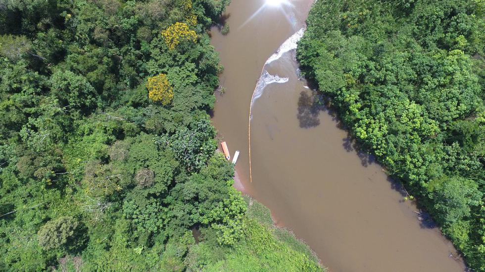 Daño ambiental. El río Saramiriza luce las manchas del petróleo producto del derrame.