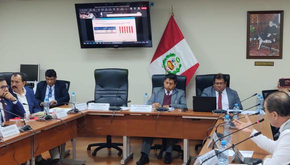 FALTÓ. En ese asiento vacío de la Comisión de Fiscalización, presidida por Wilson Quispe, debió sentarse ayer el premier Otárola. (Foto: Con Motorola G100)