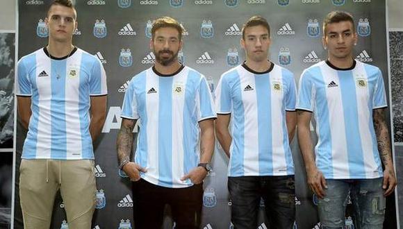 Argentina estrena nueva camiseta ante Chile. (Clarín)