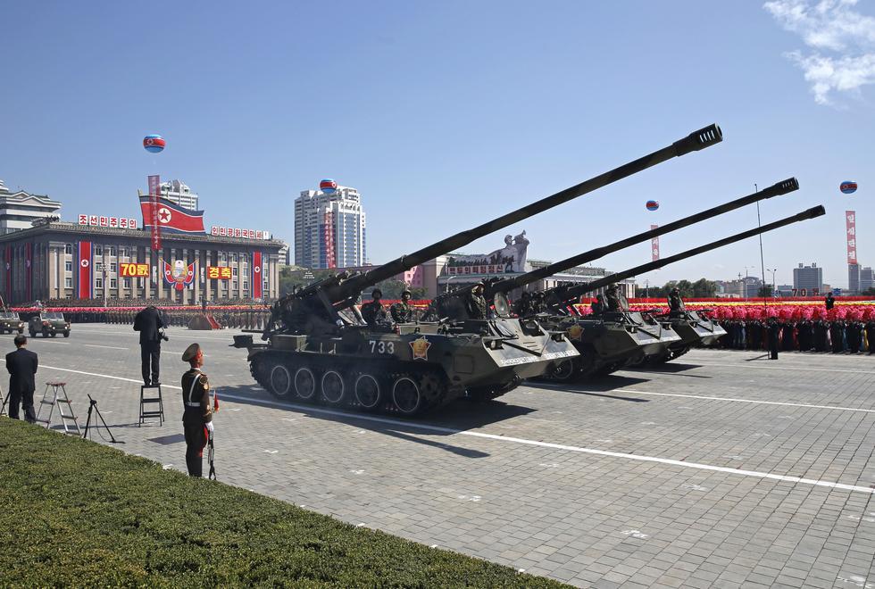 Corea del Norte celebró su día con desfile militar sin misiles nucleares y Donald Trump los felicita. (AP)