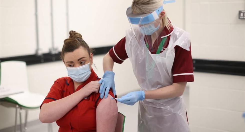 Imagen de archivo. Joanna Sloan (izquierda) fue la primera persona en ser vacunada en Irlanda del Norte. (EFE / EPA / Liam McBurney / POOL).