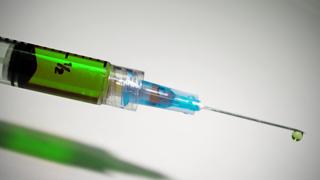 Laboratorio británico ofrece US$ 4600 para dejarse contagiar con coronavirus y así, encontrar la vacuna