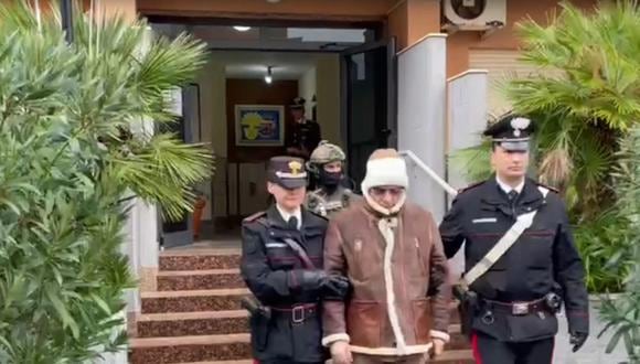 El jefe de la mafia Matteo Messina Denaro, el hombre más buscado de Italia, siendo arrestado en Palermo, Sicilia, por la unidad ROS de la policía de Carabinieri. (EFE).
