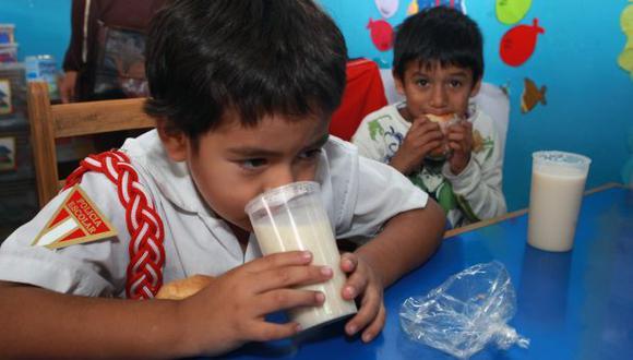 Niños no deben consumir alimentos malogrados. (Andina)