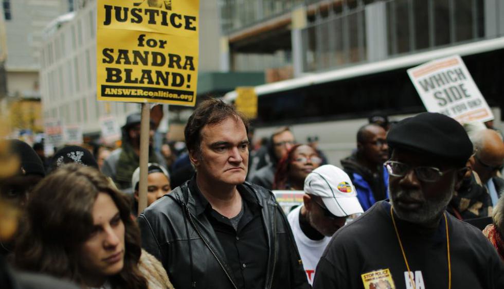Quentin Tarantino marchó junto a cientos de personas en contra de la violencia policial. (AFP)