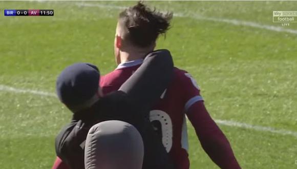 Aficionado invadió la cancha y golpeó a un jugador de Aston Villa. (Captura: YouTube)