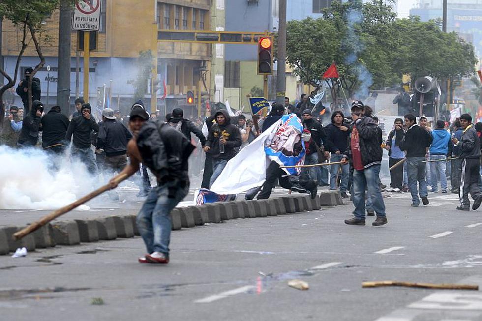 Los manifestantes desataron una ola de violencia en plena avenida Abancay. (David Vexelman)