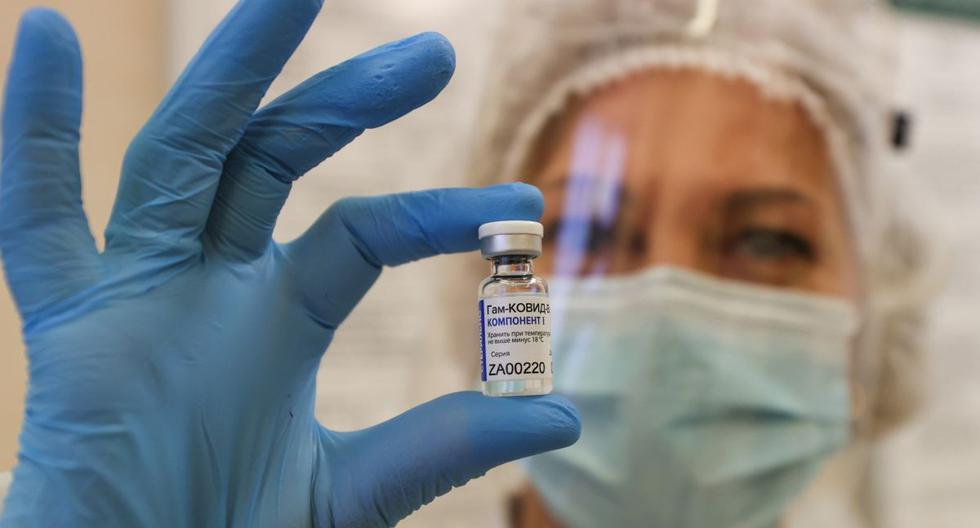 Una trabajadora sanitaria muestra un vial con la vacuna rusa Sputnik V contra el coronavirus. (EFE / EPA / ANDREI POKUMEIKO).