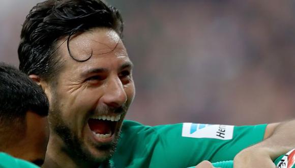 Tras su salida del Werder Bremen, Claudio Pizarro definirá el club que defenderá en su última temporada como futbolista profesional. (GETTY)