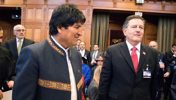 El presidente de Bolivia Evo Morales (i), y Roberto Ampuero, canciller de Chile, durante los alegatos orales. (EFE)