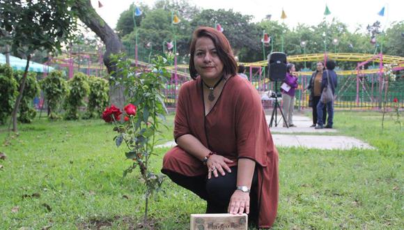 PIDE JUSTICIA. Sharmelí en la tumba de su madre Margarita Patiño.