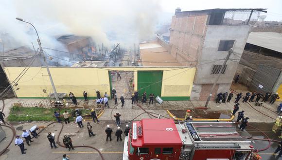 Incendio en galeria del Cercado de Lima en avenida Grau. (Foto: Eduardo Cavero/ GEC)