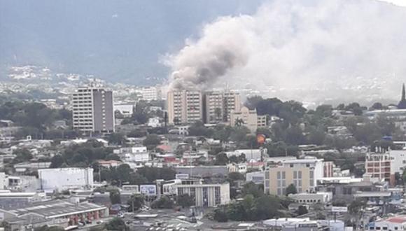 Incendio se registra en edificio del Ministerio de Hacienda de El Salvador. (Twitter: @BomberosES)