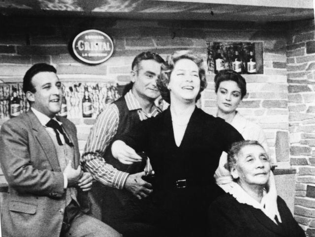 Teleserie Bar Cristal. Chabuca Granda y Victoria Angulo. Detrás, Guillermo Nieto, Luis Álvarez y Saby Kamalich.  Año 1959. (Fotos: "Ricardo Roca Rey: Una profunda huella")
