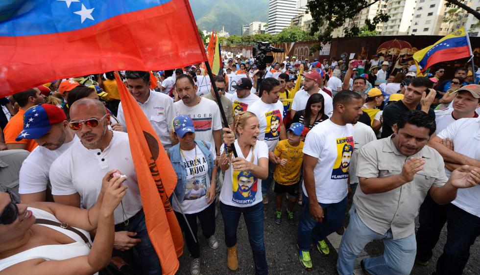 Lilian Tintori, activista y esposa del preso político Leopoldo López, marcha contra el gobierno de Nicolás Maduro en Caracas. (AFP)
