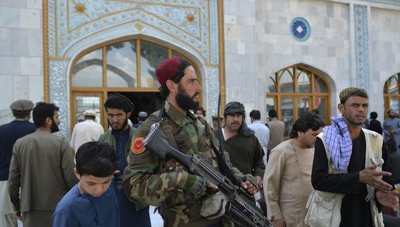 Un combatiente armado talibán hace guardia mientras los devotos musulmanes se van después de las oraciones del viernes en la mezquita Pul-e Khishti en Kabul, el 3 de setiembre de 2021. (Foto de HOSHANG HASHIMI / AFP).