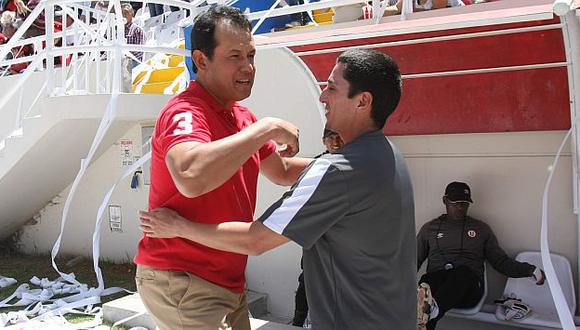 Juan Reynoso se saludó con Paolo Maldonado durante el encuentro entre Melgar y Universitario. (Omar Cruz/Perú21)