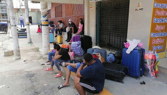 Ciudadanos venezolanos con sus maletas en inmediaciones de la Plaza Bolognesi de Tumbes. (GEC)