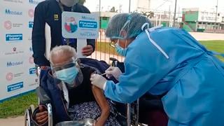 Extrabajadora de 105 años del Hospital Almanzor Aguinaga Asenjo de EsSalud Lambayeque recibió segunda dosis contra el Covid-19