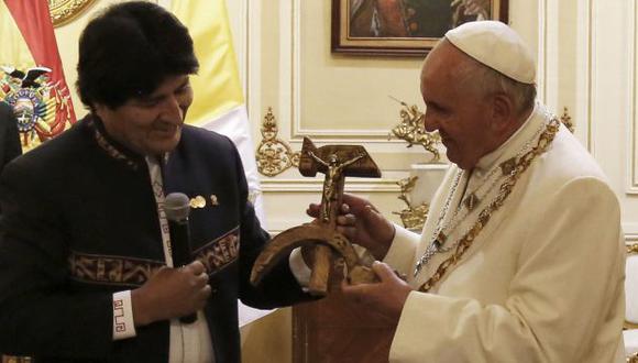 Evo Morales regaló a papa Francisco un Cristo crucificado sobre la hoz y el martillo. (AFP)